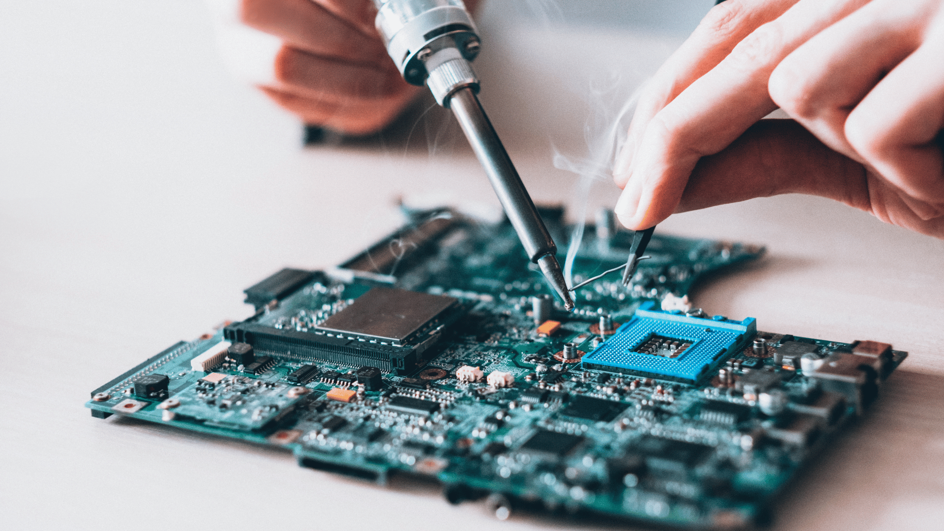 Manutenção de tela de computador: como evitar que pequenos defeitos virem perda total