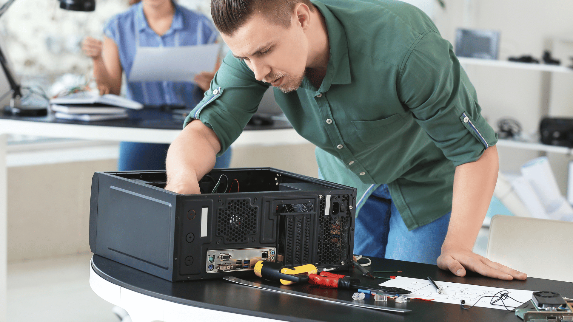 Técnico para arrumar computador: como escolher certo e evitar gastar duas vezes