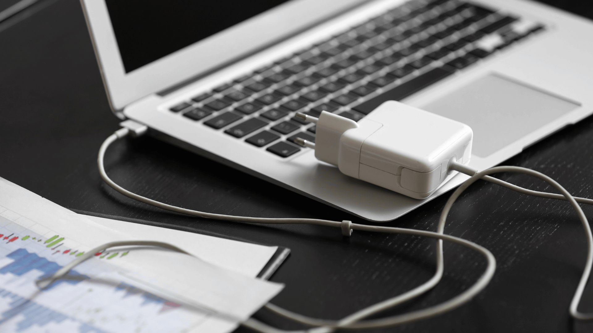 Notebook não reconhece o carregador? Veja como diagnosticar e resolver